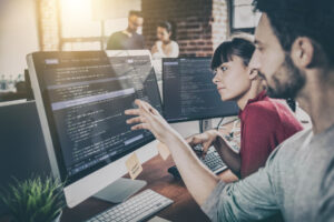ウォーターフォール開発とは?アジャイル開発との違い、工程、使用例を解説